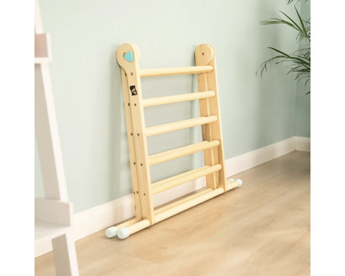Zusammengeklapptes, hölzernes Klettergerüst für Kinder an der Wand