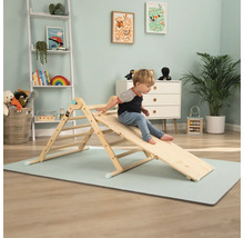 Kind spielt auf einem hölzernen Kletterdreieck mit Rutsche im Kinderzimmer.