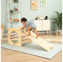 Kleinkind klettert auf ein Holzspielgerät mit Rutsche in einem Kinderzimmer