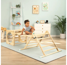 Kleinkind sitzt auf einem hölzernen Klettergerüst im Kinderzimmer.