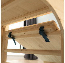 Detailansicht eines Holz-Klettergerüsts mit blauen Gurten zur Sicherung des verstellbaren Elements