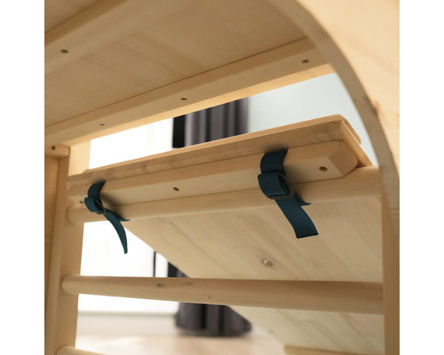 Detailansicht eines Holz-Klettergerüsts mit blauen Gurten zur Sicherung des verstellbaren Elements