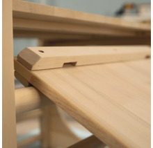 Detailansicht eines Holzstuhls mit Sitzfläche und Rückenlehne