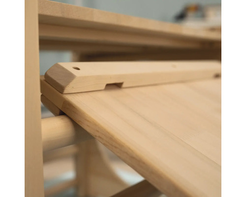 Detailansicht eines Holzstuhls mit Sitzfläche und Rückenlehne