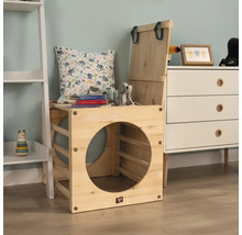Holzspielkiste mit Kissen, Spielzeug und Büchern in einem Kinderzimmer