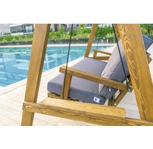 Hängeliege aus Holz mit grauen Polstern am Pool