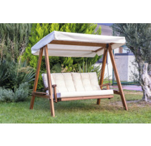 Gartenschaukel mit Holzrahmen und Stoffdach im Garten