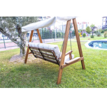 Holzschaukel mit Auflage und Sonnendach im Garten