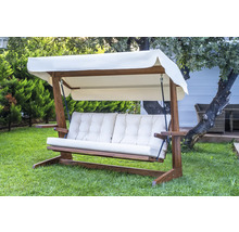 Gartenschaukel aus Holz mit Polsterauflagen und Sonnendach im Garten