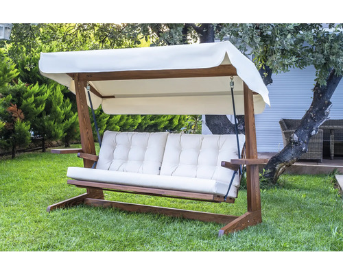 Gartenschaukel aus Holz mit Polsterauflagen und Sonnendach im Garten