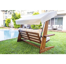 Holzschaukel mit Auflage und Sonnendach im Garten