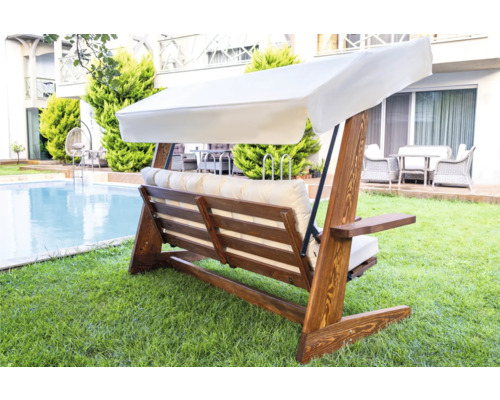 Holzschaukel mit Auflage und Sonnendach im Garten