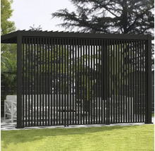 Pergola mit Lamellenwand im Garten