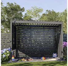 Sandkasten mit Überdachung im Garten mit Spielzeug