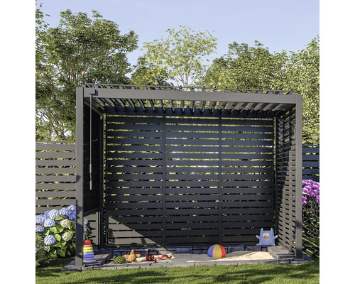 Sandkasten mit Dach und Spielzeug im Garten