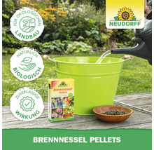 Neudorff Brennnessel Pellets mit Gießkanne und Eimer im Garten