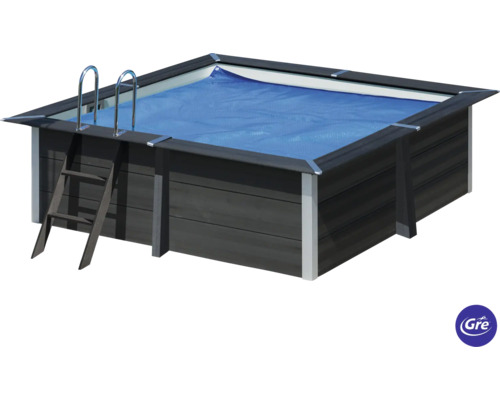 Rechteckiger Pool mit Leiter und Poolabdeckung