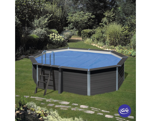 Aufstellpool im Garten mit Leiter und Poolabdeckung