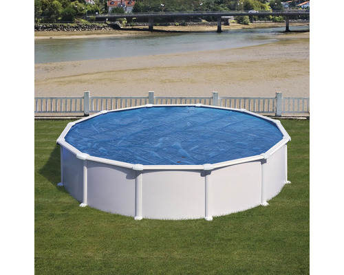 Aufstellpool mit Abdeckung im Garten