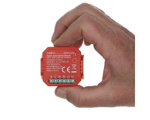 Nedis Zigbee Toröffner Modul in der Hand gehalten