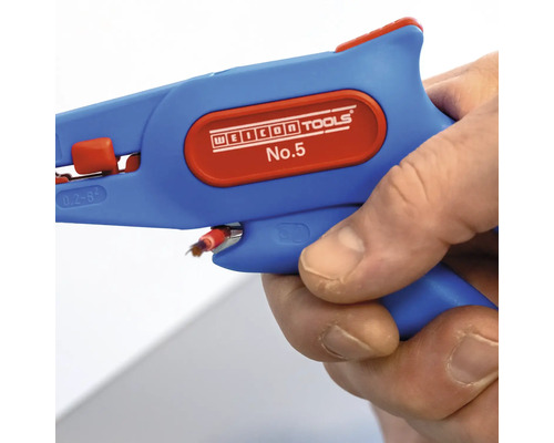 Hand hält Weicon Tools Abisolierzange No. 5