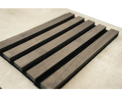 Akustikpaneel mit Holzlamellen zur Schallabsorption