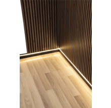 Innenraum mit Holzpaneelen und LED-Beleuchtung am Boden