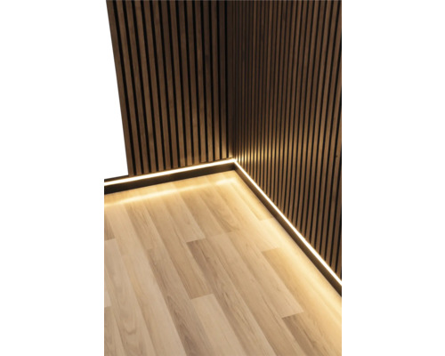 Sockelleiste für Akustikpaneele für indirekte Belecuhtung inkl. Diffusor 2000 x 80 x 20 mm Innenraum mit Holzpaneelen und LED-Beleuchtung am Boden
