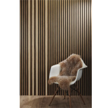 Raumansicht mit Holzpaneelwand und Stuhl mit Schaffell