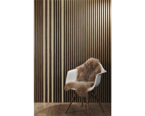 LED Diffusor Set für Akustikpaneele 4 x 1300 mm Raumansicht mit Holzpaneelwand und Stuhl mit Schaffell