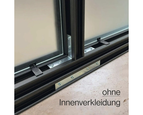 Detailansicht eines Fensters ohne Innenverkleidung mit Metallhalterungen
