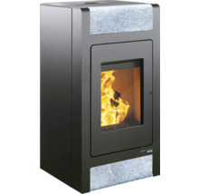 Kaminofen mit Feuerraum und Natursteinverkleidung