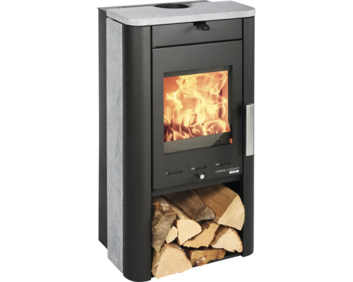 Kaminofen Haas & Sohn PRUNUS 332 -ST Serpentino grey stone 6 kW Kaminofen mit Holzfach und brennendem Feuer