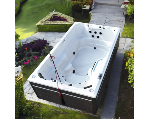 Außenansicht eines rechteckigen Schwimmspas im Garten.