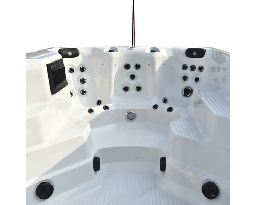 Innenansicht eines Whirlpools mit Sitzen und Düsen