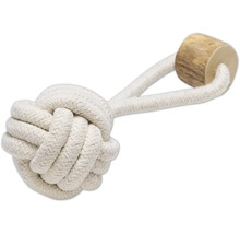 Hundespielzeug aus Seilknoten und Holz
