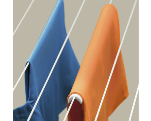 Wäsche auf einer Wäscheleine zum Trocknen aufgehängt