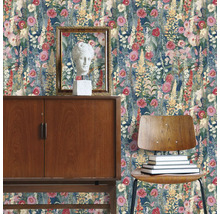 Dekoratives Interieur mit floraler Tapete, Holzschrank, Büste und Stuhl mit Büchern