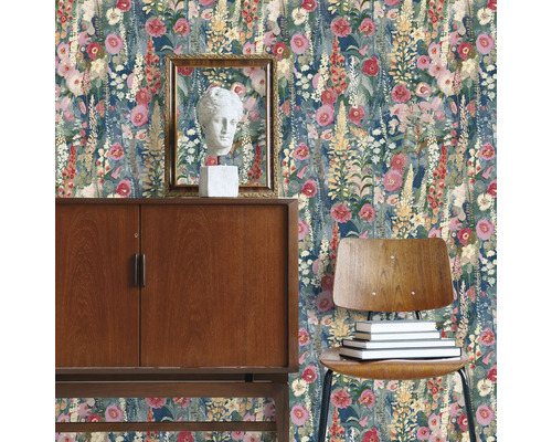 Dekoratives Interieur mit floraler Tapete, Holzschrank, Büste und Stuhl mit Büchern