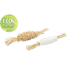 Zwei Katzenspielzeuge aus recyceltem Material mit dem Beetztees Logo und dem Eco Friendly Siegel.