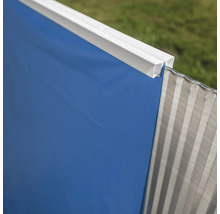 Detailansicht eines blauen Sichtschutzzauns mit oberer weißer Abschlussleiste