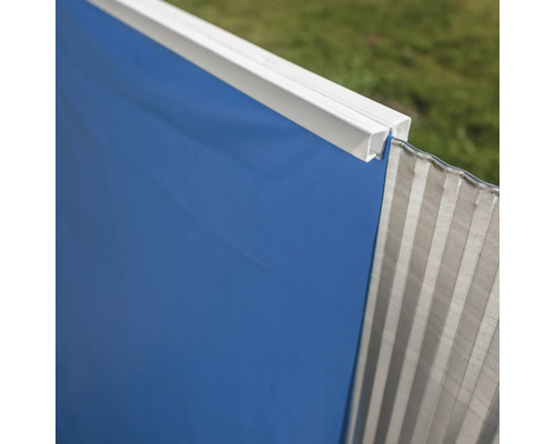 Detailansicht eines blauen Sichtschutzzauns mit oberer weißer Abschlussleiste