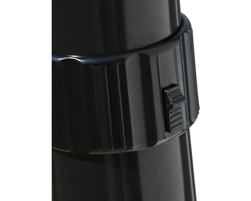 Detailaufnahme eines schwarzen Kunststoffrohrs mit Schalter