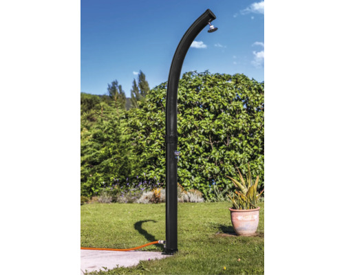 Gartendusche auf Rasen mit Bäumen im Hintergrund