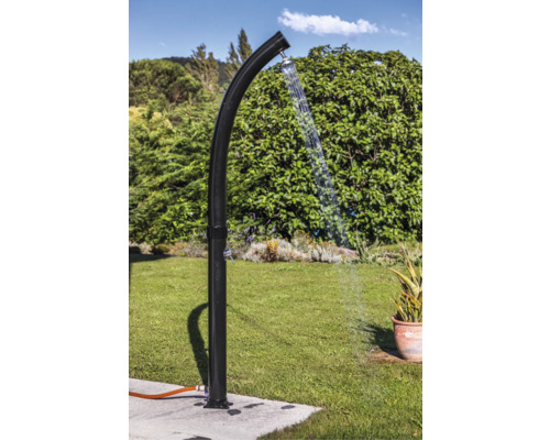 Gartenszene mit stehender Außendusche in Betrieb