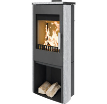 Kaminofen mit Holzfach und brennendem Feuer