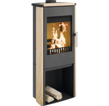 Kaminofen mit Holzfach und Feuer im Brennraum