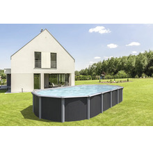 Freistehendes Schwimmbecken im Garten vor einem Haus.