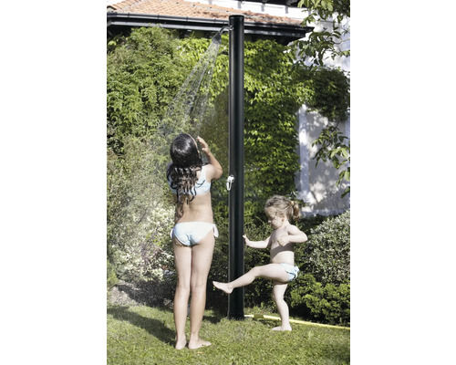 Gartenszene mit Dusche, Wasserstrahl und zwei Kindern