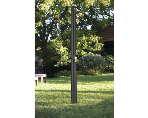 Gartendusche zur Nutzung im Freien auf Rasenfläche